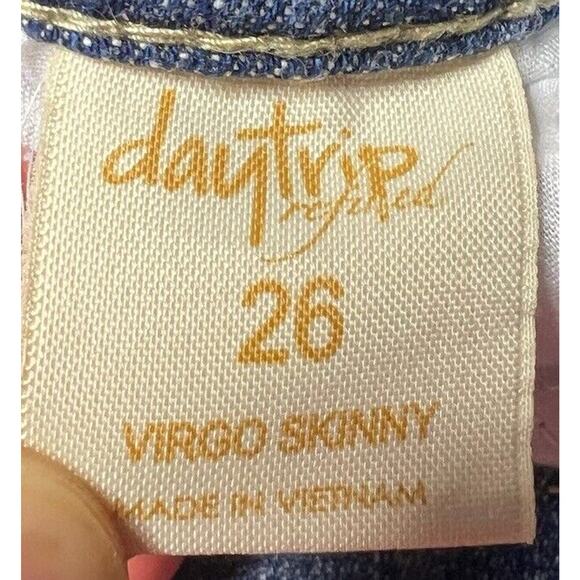 Daytrip Women's Virgo Skinny Distressed Denim Cut Off Shorts - Size 26x2.5 - Picture 4 of 5